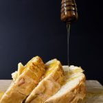 Miel sobre pan delicioso