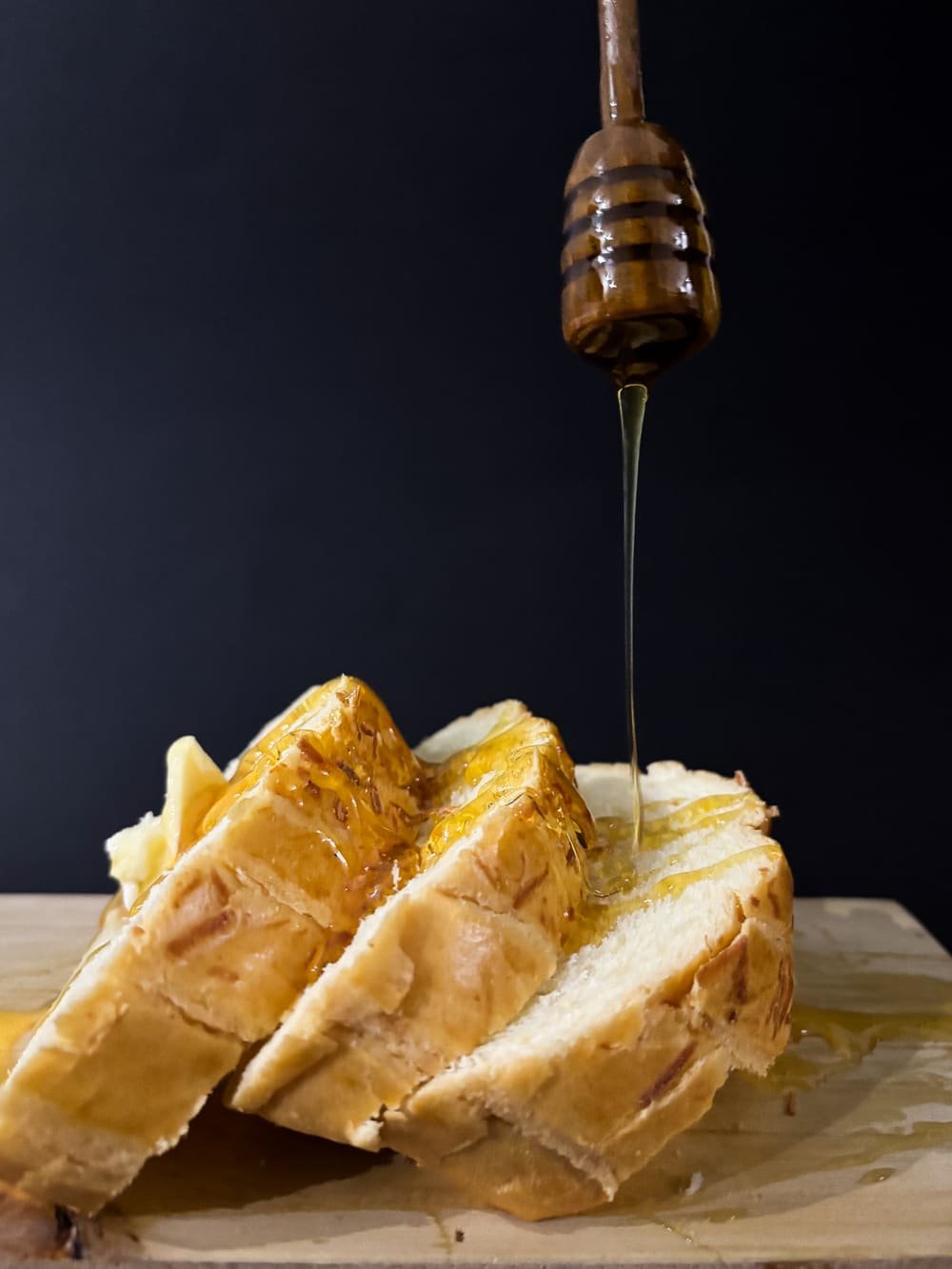 Miel sobre pan delicioso
